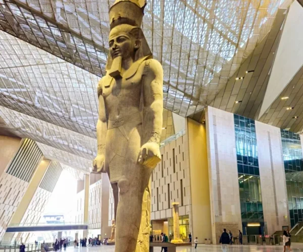 Privater tagesausflug Hurghada nach Großes Ägyptisches Museum & Pyramiden